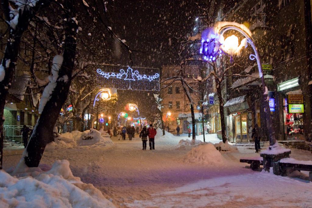 zakopane ulica krupowki zima noc by robert parma